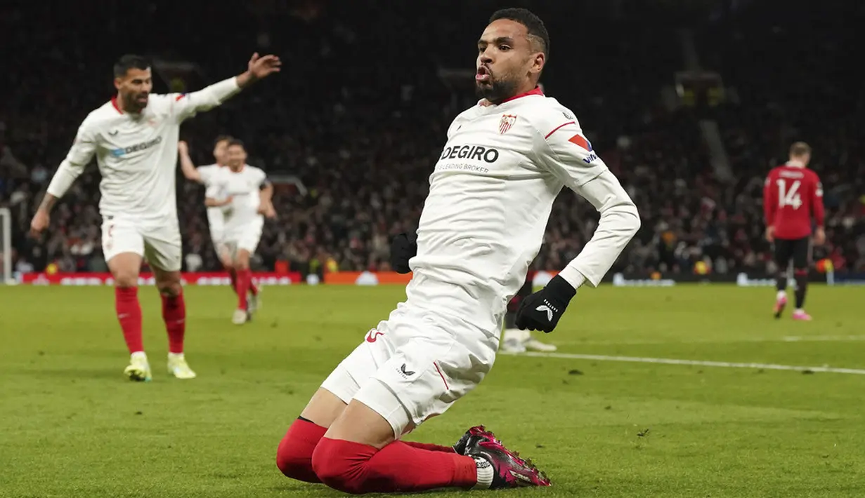 <p>Pada menit ke-84, Sevilla memperkecil kedudukan. Umpan Jesus Navas ke depan gawang berusaha dihalau Malacia, namun bola malah masuk ke gawang sendiri. (Nick Potts/PA via AP)</p>
