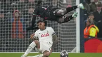 Pemain Tottenham Cristian Romero, terbawah, melakukan pelanggaran terhadap pemain AC Milan Rafael Leao selama pertandingan sepak bola leg kedua babak 16 besar Liga Champions antara Tottenham Hotspur dan AC Milan di stadion Tottenham Hotspur di London, Rabu, 8 Maret 2023. (AP Photo/Alastair Grant)