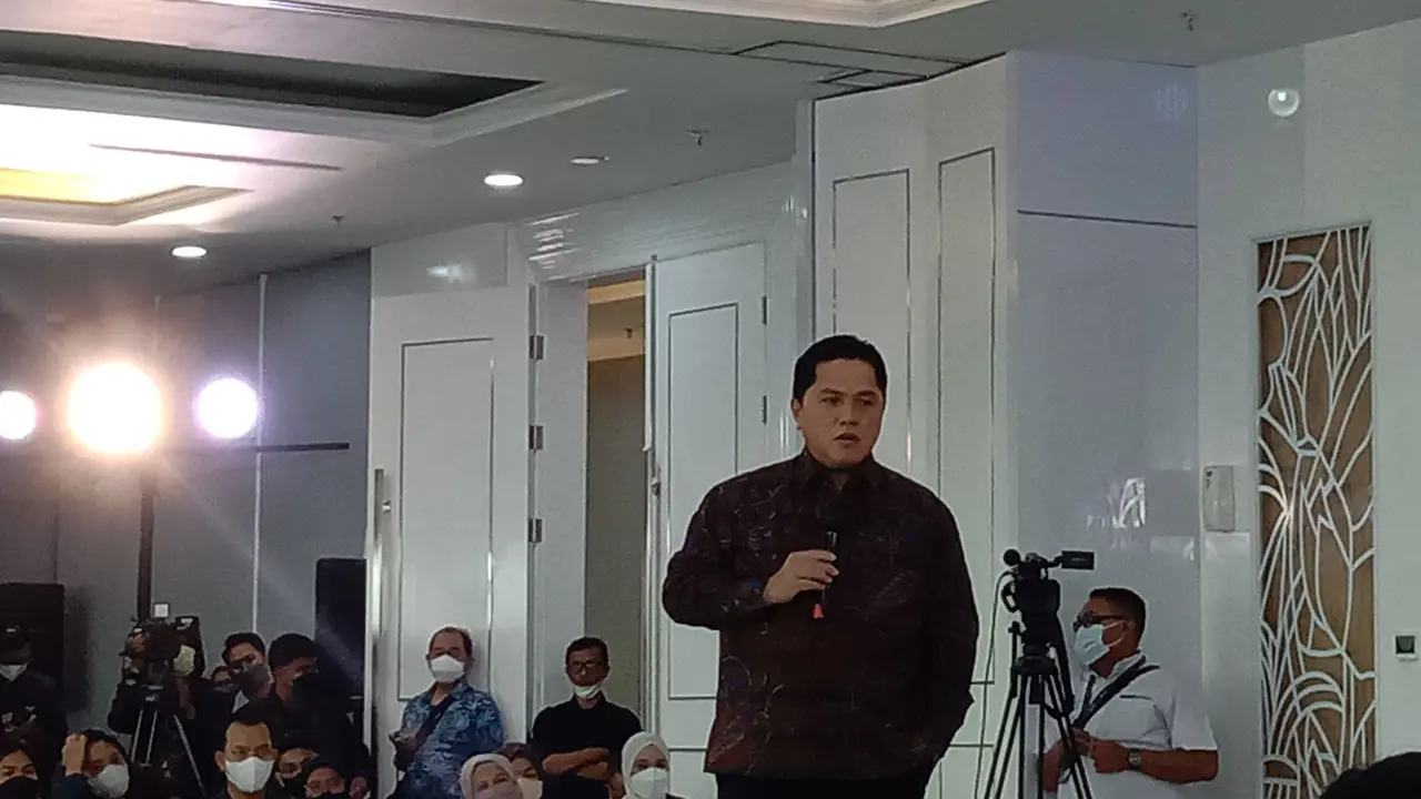 Menteri BUMN Erick Thohir dalam sesi jumpa media awal tahun di Kantor Kementerian BUMN, Jakarta, Senin (2/1/2023).