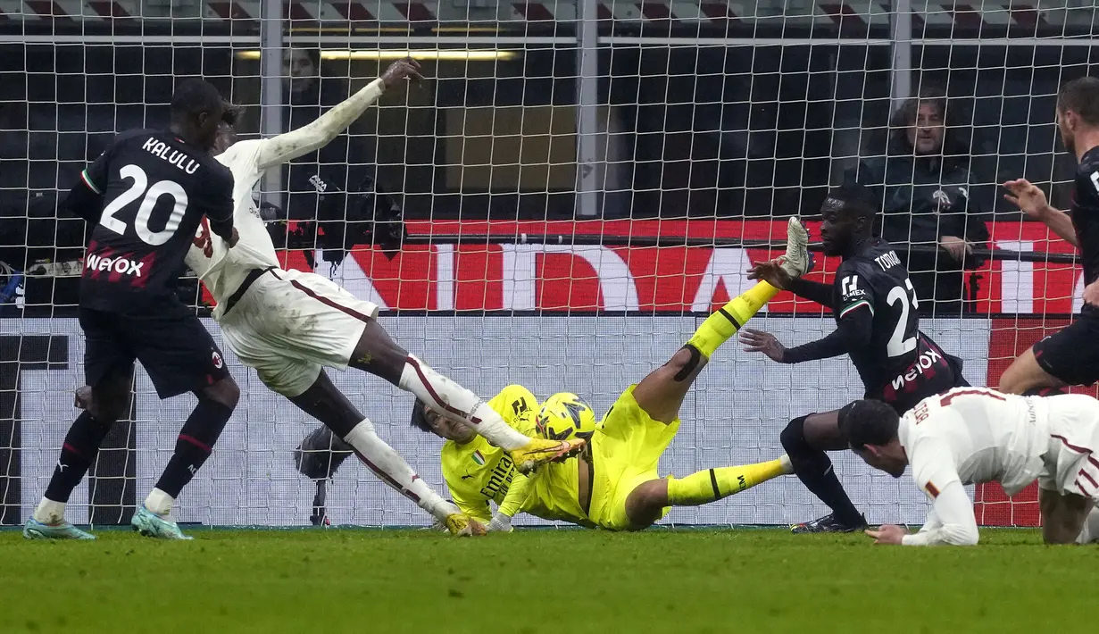 Gol tersebut berawal dari rebound hasil tandukan Nemanja Matic saat situasi tendangan bebas. Bola yang awalnya berhasil ditepis oleh kiper Ciprian Tatarusanu kemudian dicocor oleh Tammy Abraham menjadi gol penyeimbang 2-2. (AP Photo/Antonio Calanni)