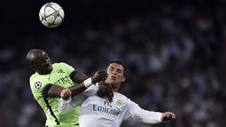 Bek Manchester City, Eliaquim Mangala, duel udara dengan striker Real Madrid, Cristiano Ronaldo, pada laga semi final Liga Champions di Stadion Santiago Bernabeu, Spanyol, Rabu (4/5/2016). (AFP/Javier Soriano)
