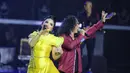 Suasana konser pun semakin meriah dengan kolaborasi Slank bersama diva Indonesia, Krisdayanti. Bahkan, para penonton ikut bergoyang saat KD dan Slank membawakan lagu Pandangan Pertama. (Adrian Putra/Bintang.com)