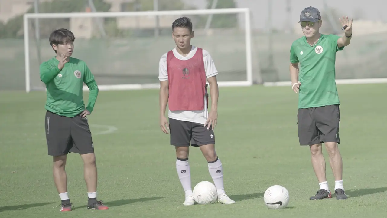 Pelatih Timnas Indonesia, Shin Tae-yong (kanan) dan Syahrian Abimanyu (tengah) dalam latihan di Dubai, Uni Emirat Arab (UEA).