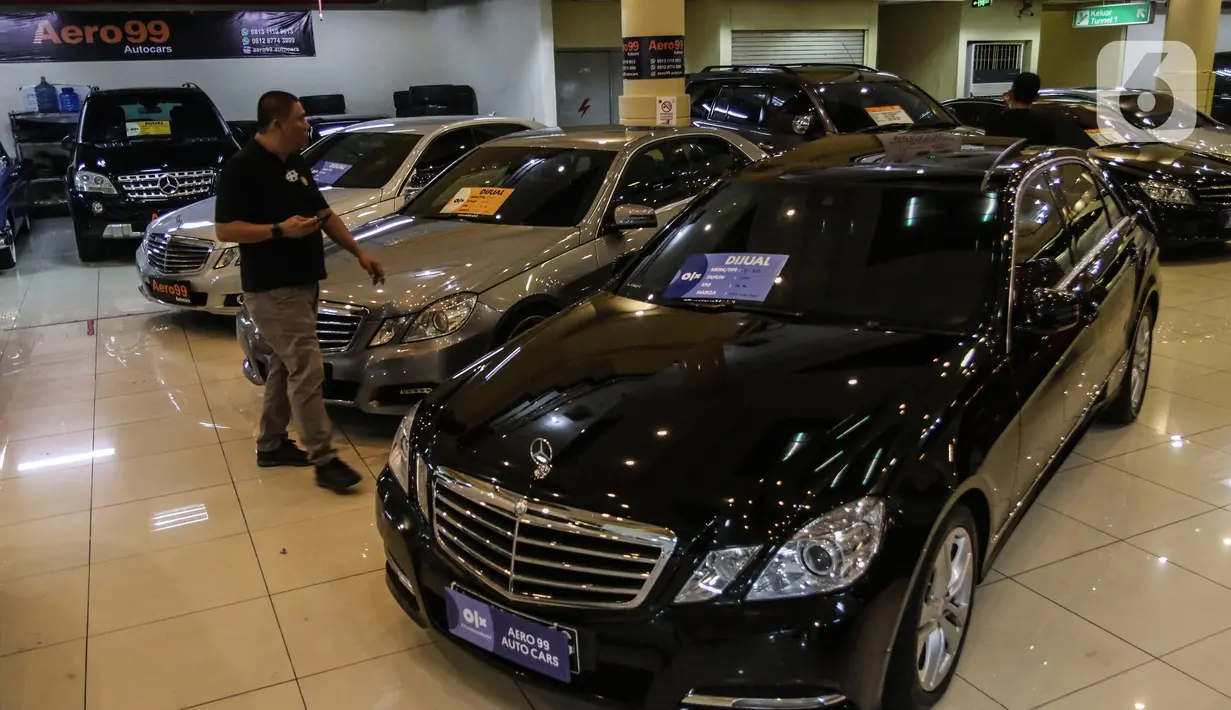 Suasana Bursa Mobil Bekas Blok M. Jakarta, Jumat (2/10/2020). Penjualan mobil bekas ini menurun diawal pandemi karena penurunan daya beli karena pemberlakuan PSBB. (Liputan6.com/Johan Tallo)