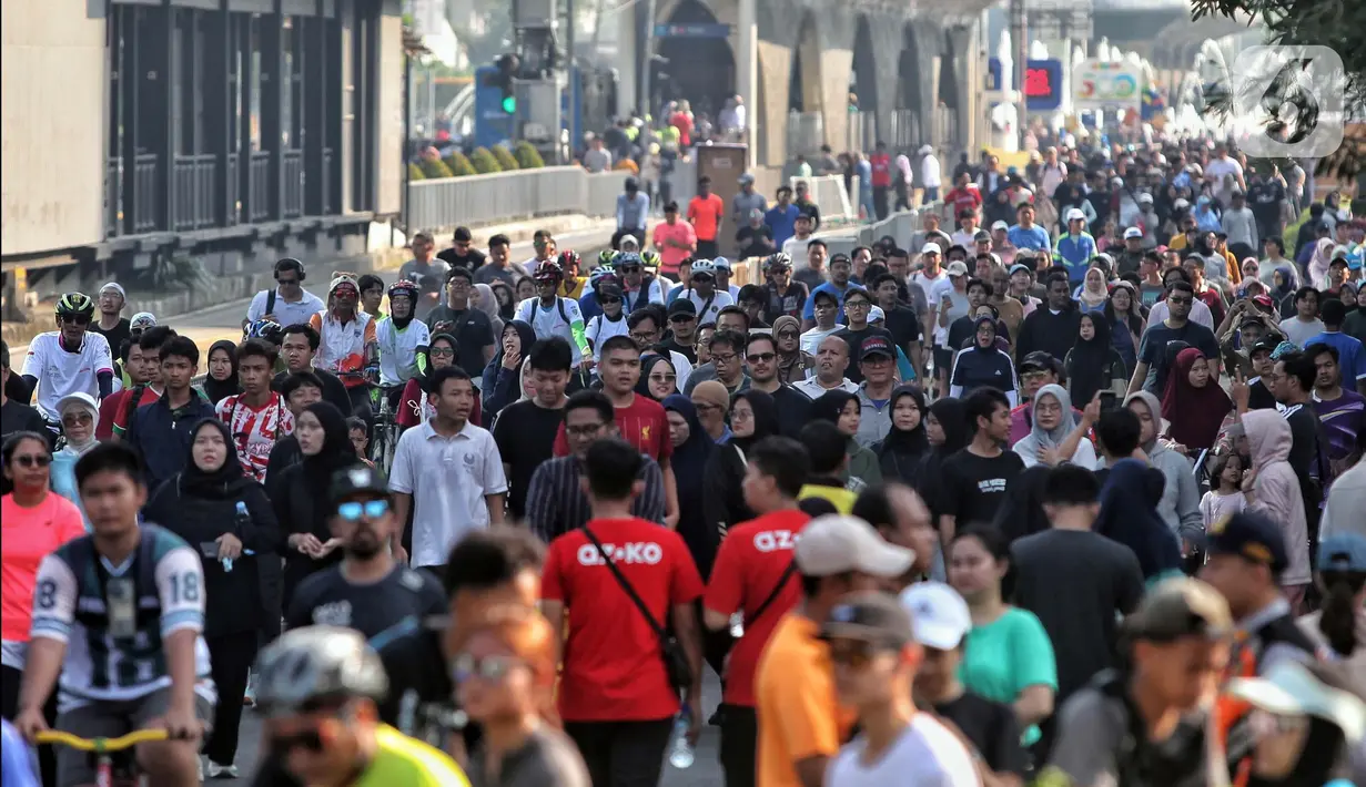 Warga memadati sepanjang jalan Jenderal Sudirman dan MH Thamrin, Jakarta saat Hari Bebas Kendaraan Bermotor atau car free day (CFD), Minggu, (8/6/2025). (Liputan6.com/Angga Yuniar)
