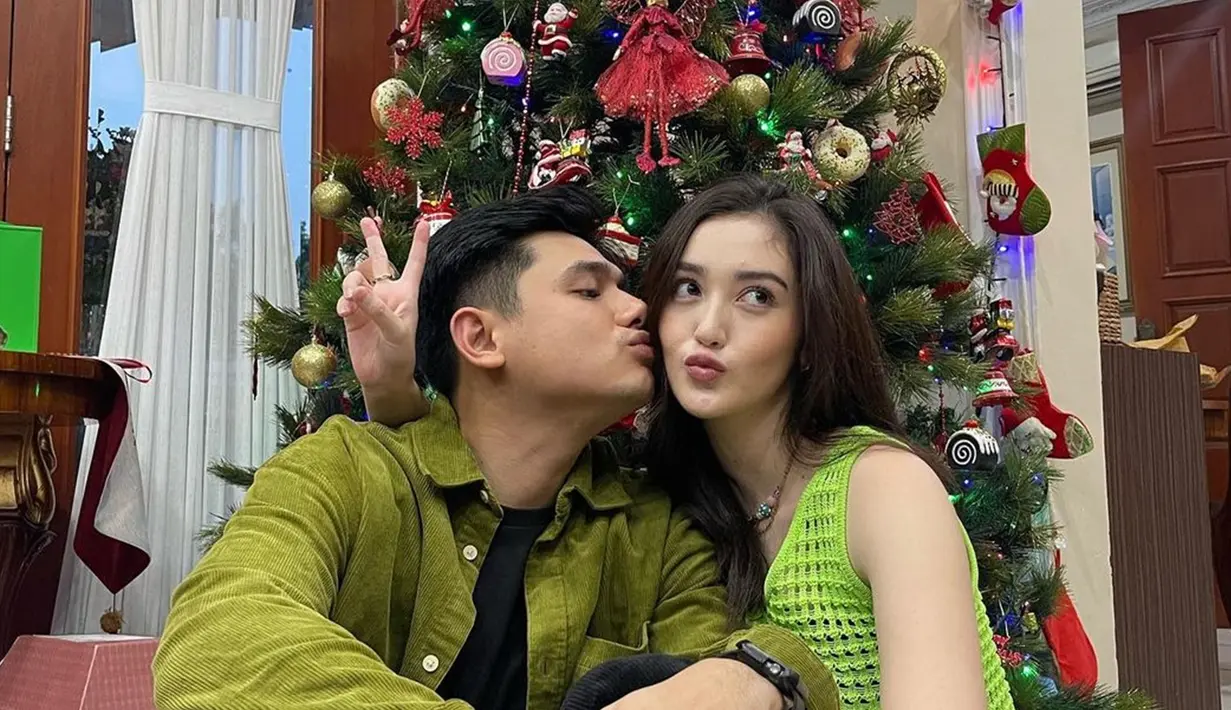 Tahun 2022 merupakan tahun ketiga Ranty Maria dan Rayn Wijaya rayakan Natal bersama. Disebut cocok, pasangan yang terpaut usia 4 tahun ini didoakan segara menikah dan bisa rayakan Natal sebagai suami istri di tahun depan. Kenakan busana warna hijau senada, Ranty Maria dan Rayn Wijaya makin serasi. (Liputan6.com/IG/@rantymaria)