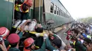 Petugas mengevakuasi salah satu korban tabrakan dua kereta api di Multan, Pakistan, Kamis (15/9). Kecelakaan itu terjadi ketika kereta penumpang menabrak kereta barang yang sedang berhenti karena ada seorang warga menyeberangi rel (REUTERS/Khalid Chaudry)