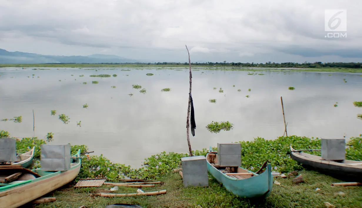 Kotak suara aluminium digunakan untuk menutupi mesin perahu nelayan di Danau Limboto, Gorontalo, Sabtu (26/1). Nelayan mengaku membeli kotak suara aluminium tersebut seharga Rp 100 ribu dari penjual barang bekas. (Liputan6.com/Arfandi Ibrahim)
