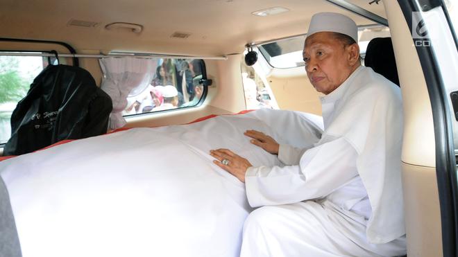 Haru Biru Pemakaman Istri Hamzah Haz - Viral Bintang.com