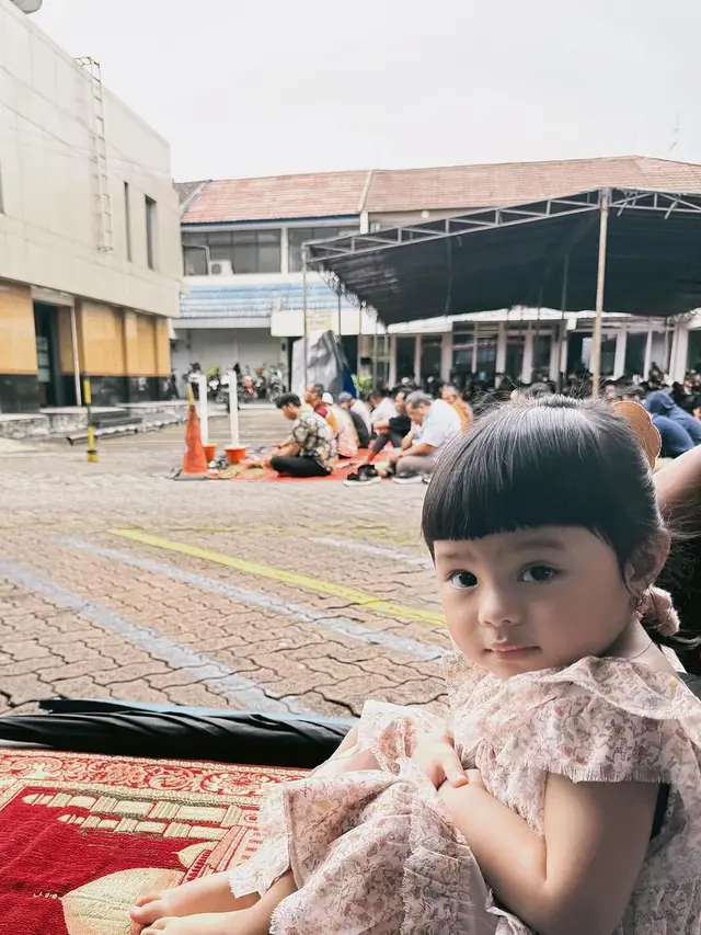 Potret Menggemaskan Ameena saat Ikut Atta Halilintar Jumatan, Disebut Anak yang Paling Rajin Ikut Ayahnya Salat