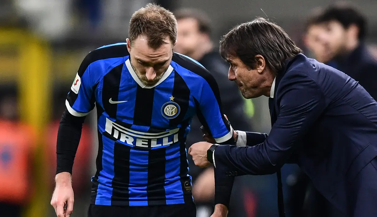 Gelandang Inter Milan, Christian Eriksen mendengarkan instruksi pelatih Antonio Conte selama pertandingan perempat final Coppa Italia di stadion San Siro,  Milan, Rabu (29/1/2020). Kontrak berdurasi empat setengah tahun diberikan kepada pemain asal Denmark tersebut. (AFP Photo/Miguel Medina)