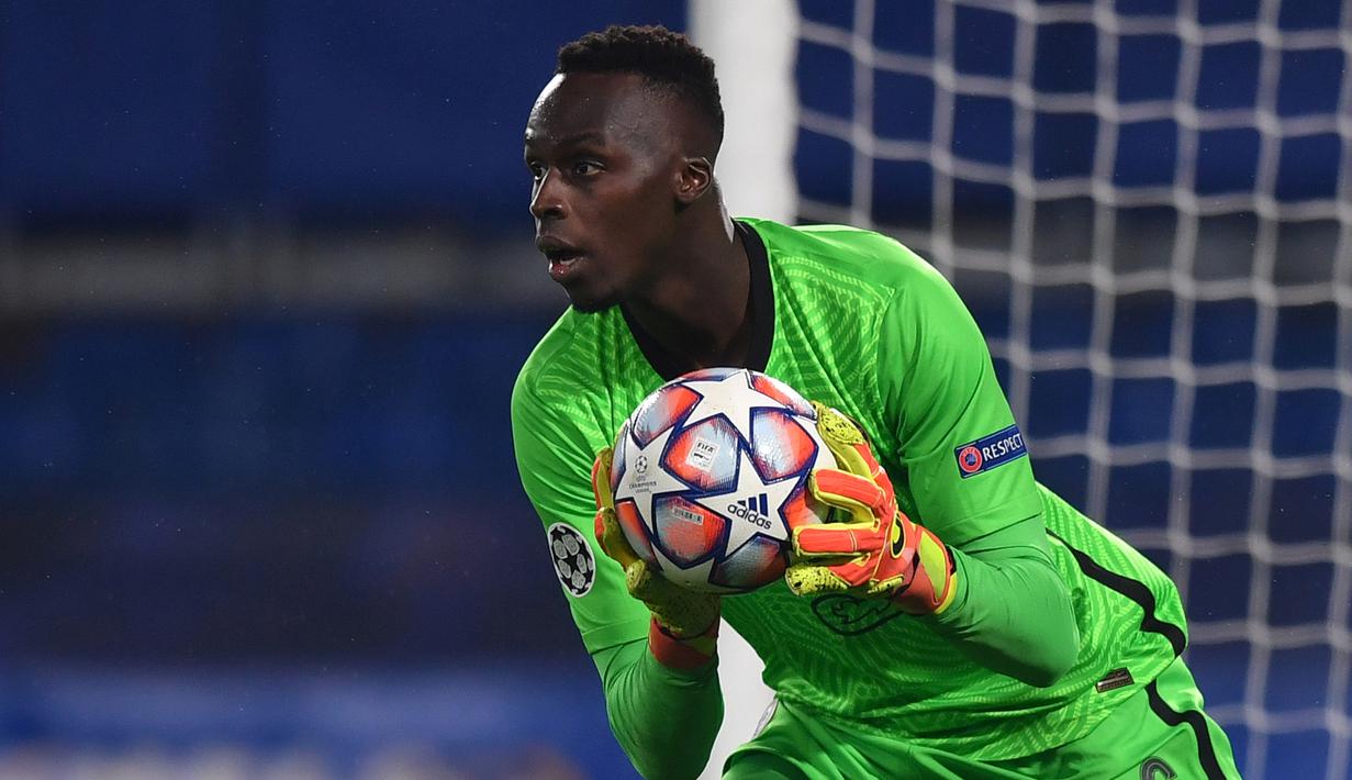 5. Edouard Mendy (Chelsea) - Kiper anyar Chelsea ini tampil cukup impresif di laga perdananya di kompetisi Liga Inggris. Edouard Mendy tercatat telah melakukan 3 clean sheets dan 6 penyelamatan dari 4 laganya bersama Chelsea. (AFP/Ben Stansall/pool)