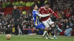 Penyerang Manchester United (MU) Jadon Sancho berebut bola dengan bek Brighton & Hove Albion Joel Veltman pada laga pekan ke-18 Liga Inggris di Old Trafford, Rabu dini hari WIB (16/2/2022). MU menang dengan skor meyakinkan 2-0. (AP Photo/Rui Vieira)