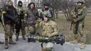 Anggota Pasukan Pertahanan Teritorial Ukraina memegang senjata anti-tank NLAW, di pinggiran Kyiv, Ukraina (9/3/2022). Pihak berwenang mengumumkan gencatan senjata baru pada hari Rabu untuk memungkinkan warga sipil melarikan diri dari kota-kota di sekitar ibu kota, Kyiv. (AP Photo/Efrem Lukatsky)