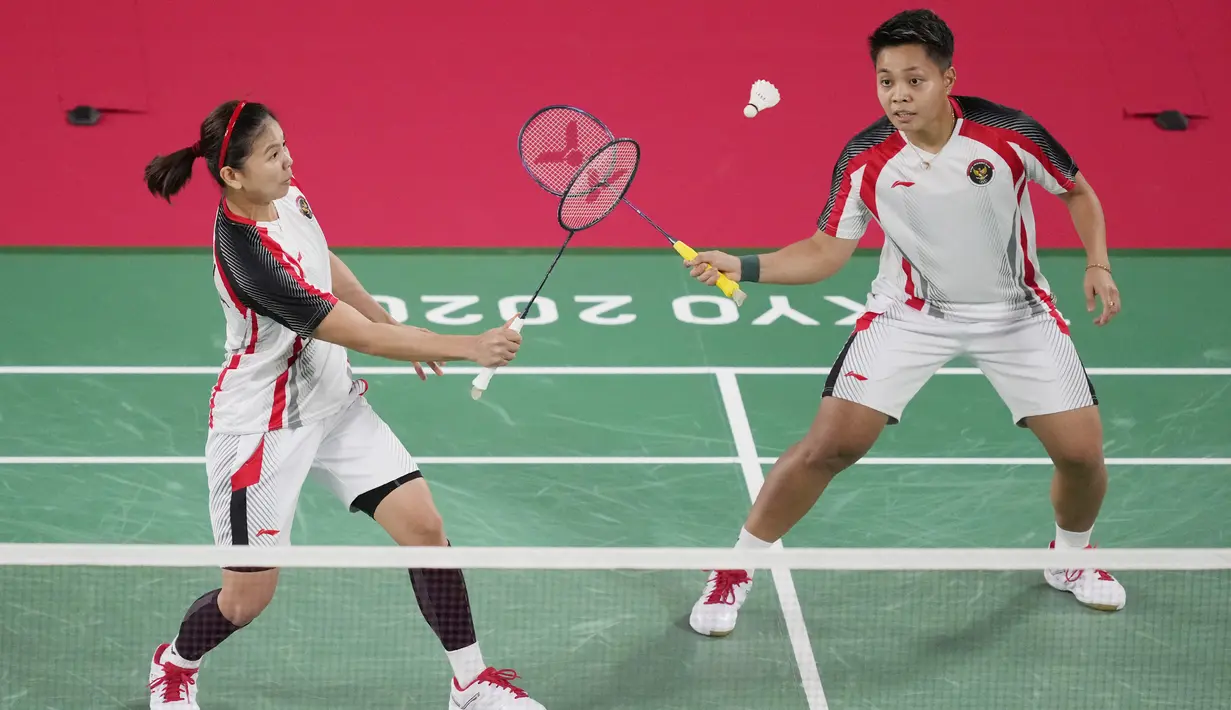 Pasangan ganda putri Indonesia, Greysia Polii/Apriyani Rahayu, memastikan satu tempat di perempat final cabang bulutangkis Olimpiade Tokyo 2020, Senin (26/7/2021). (Foto/AP/Dita Alangkara)