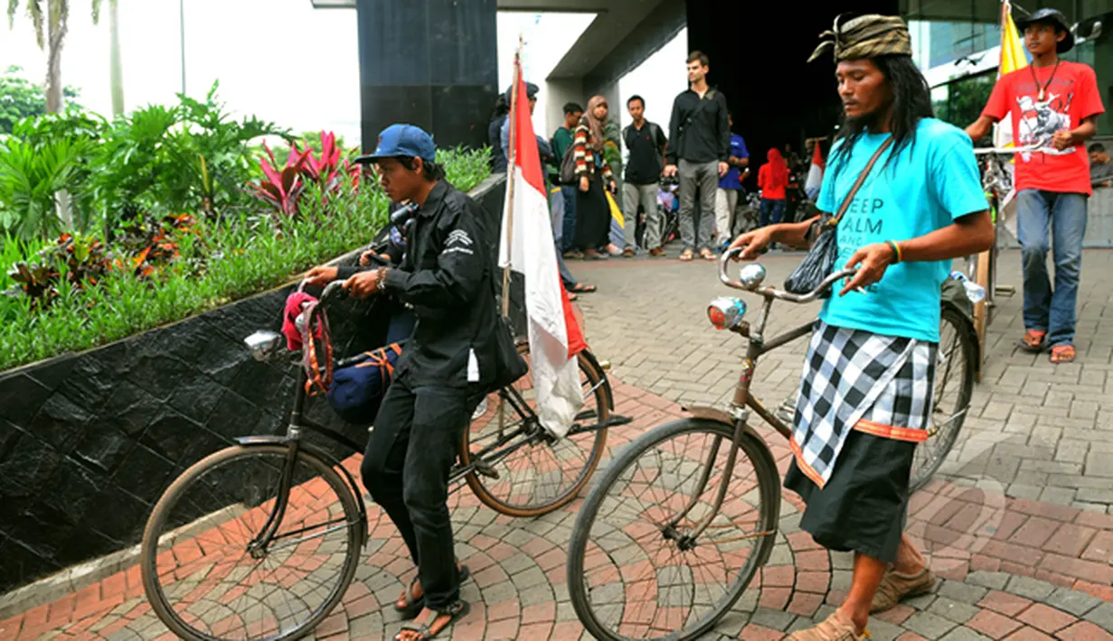 Komunitas sepeda ontel membawa sepedanya usai mendatangi Komisi Pemberantasan Korupsi (KPK), Jakarta, Senin (16/02/15).  Para pelajar mengayuh sepeda ontel selama 13 hari dari  Jember menuju Jakarta untuk mendukung KPK. (Liputan6.com/Faisal R Syam)