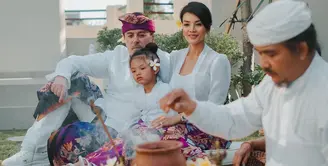 Farah Quinn bersama suami dan putrinya membagikan momen di Bali.  Dalam keterangan yang diunggah,  Farah sedang menjalani ritual melaspas.  Berikut potretnya bersama suami  bule mengenakan busana  adat Bali yang mencuri perhatian. [Instagram/farahquinnofficial