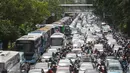 Suasana kemacetan di Jalan Salemba Raya, Jakarta, Jumat (2/12). Tingginya mobilisasi massa yang akan mengikuti Aksi 2 Desember mengakibatkan sejumlah ruas jalan menuju Monas macet total. (Liputan6.com/Immanuel Antonius)