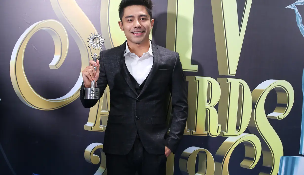 Riza Syah DI SCTV Awards 2019 di studio 6 EMTEK, Daan Mogot, Jakarta Barat, Jumat (29/11/2019). (Adrian Putra/Fimela.com)