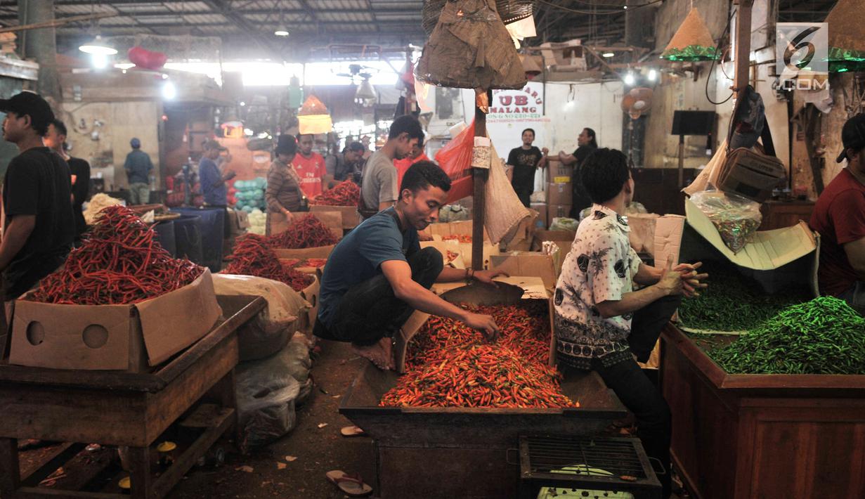 Aktivitas pedagang cabai di Pasar Induk Kramat Jati, Jakarta, Senin (8/7/2019). Harga cabai merah besar di pasar tersebut naik mencapai Rp55 ribu per kg, sedangkan cabai rawit menjadi Rp50 ribu per kg dan cabai rawit hijau pada kisaran Rp 60 ribu per kg. (merdeka.com/Iqbal S Nugroho)