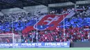  Suporter Slowakia membentangkan bendera nasionalnya di tribun selatan Stadion MSK Zilina. (Bola.com/Reza Khomaini)