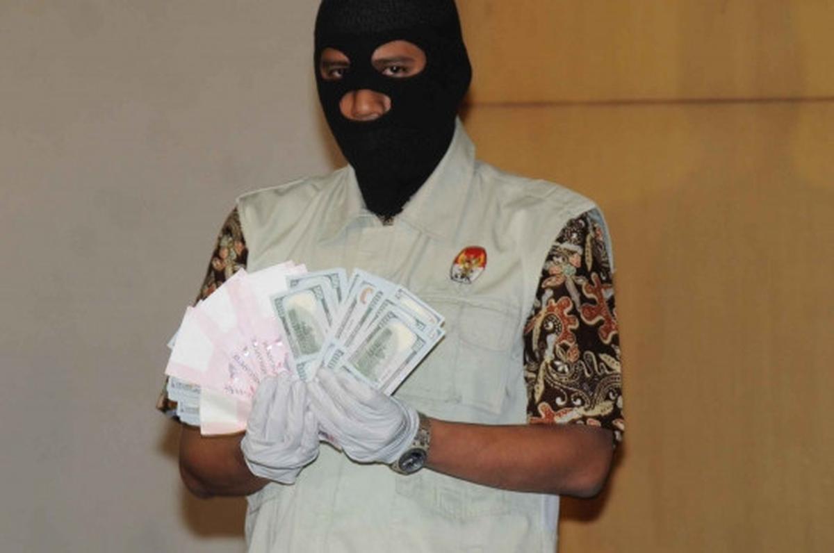 KPK tunjukkan ribuan dolar hasil OTT ketua PTUN Medan