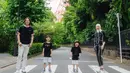 <p>Mengabadikan momen ceria di depan landmark ikonik Tokyo Tower, pasangan ini tampil kompak bersama dua buah hati mereka dalam balutan outfit serba hitam yang simpel tapi tetap modis. [@cutratumeyriska].</p>