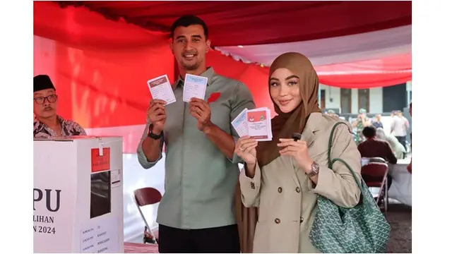 12 Potret Artis Nyoblos Pilkada 2024, Raffi Ahmad hingga Rano Karno Pamer Tinta Biru