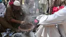 Etnis Sheedi membuat ramuan herbal saat Festival Sheedi Mela di Makam Sufi Hasan-al-Maroof Sultan Manghopir, Pakistan (4/3). Festival ini menjadi salah satu acara terpenting bagi etnis Sheedi, masyarakat Pakistan keturunan Afrika. (AFP Photo/Asif Hassan)