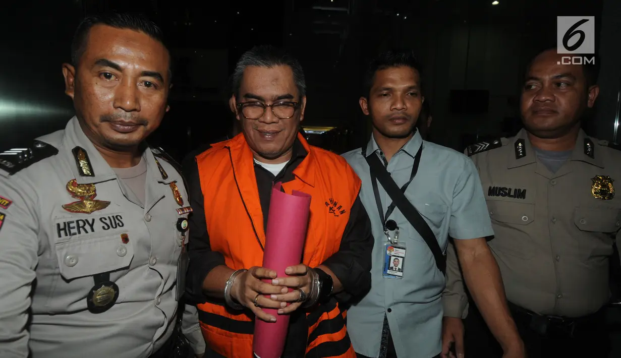 Bupati Muara Enim Ahmad Yani berjalan mengenakan rompi tahanan usai menjalani pemeriksaan di Gedung KPK, Jakarta, Selasa (3/9/2019). Ahmad Yani terjaring operasi tangkap tangan KPK terkait dugaan suap proyek dinas Pekerjaan Umum Kabupaten Muara Enim senilai Rp130 Milyar. (merdeka.com/Dwi Narwoko)