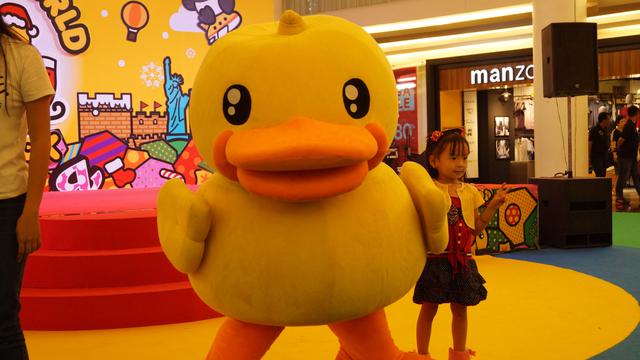 Bukan Santa Mall Ini Hadirkan Bebek Untuk Meriahkan Natal Lifestyle Liputan6 Com