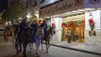 Polisi berkuda melewati Hotel Monteleone satu blok dari Bourbon Street setelah sebuah insiden serangan terjadi pada dini hari, pada 1 Januari 2025 di New Orleans, Louisiana, Amerika Serikat. (ANDREW CABALLERO-REYNOLDS/AFP)