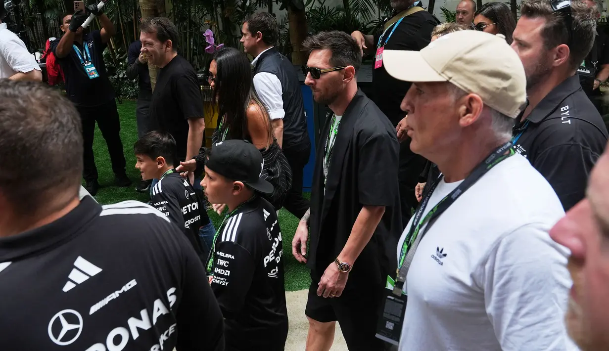 Messi juga terlihat sempat mencoba duduk di kokpit mobil dari Kimi Antonelli pemenang dari Formula 1 GP Miami 2026. (AP Photo/Rebecca Blackwell)