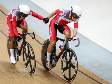 Tim balap Sepeda Indonesia, Terry Yudha Kusuma (kiri) dan Bernard Benyamin van Aert berkompetisi pada nomor madison putra UCI Track Nations Cup 2023 di Jakarta International Velodrome, Rawamangun, Jakarta, Minggu (26/02/2023). (Bola.com/Bagaskara Lazuardi)