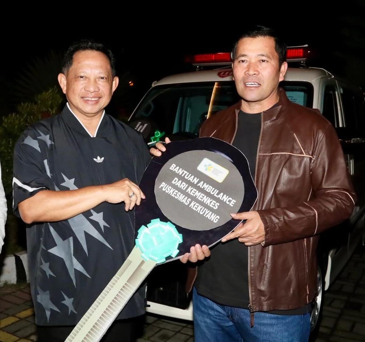 Kasatgas PRR Tito Karnavian Serahkan Bantuan 5 Ambulans di Takengon