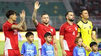 Pemain Timnas Indonesia, Marc Klok melambaikan tangan ke arah tribune penonton dalam laga FIFA Matchday melawan Chinese Taipei di Stadion Gelora Bung Tomo (GBT), Surabaya, Jumat (05/09/2025). (Bola.com/Abdul Aziz)