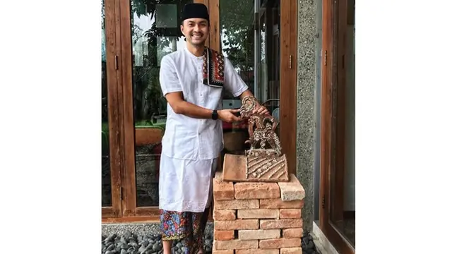 Di sudut luar hunian Anjasmara juga terdapat ornamen pajangan seni berbentuk wayang.