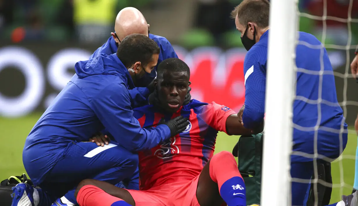 Pemain Chelsea Kurt Zouma dibantu oleh staf klub saat menghadapi Krasnodar pada pertandingan Grup E Liga Champions di Krasnodar, Rusia, Rabu (28/10/2020). Chelsea membungkam Krasnodar dengan skor 4-0. (AP Photo)