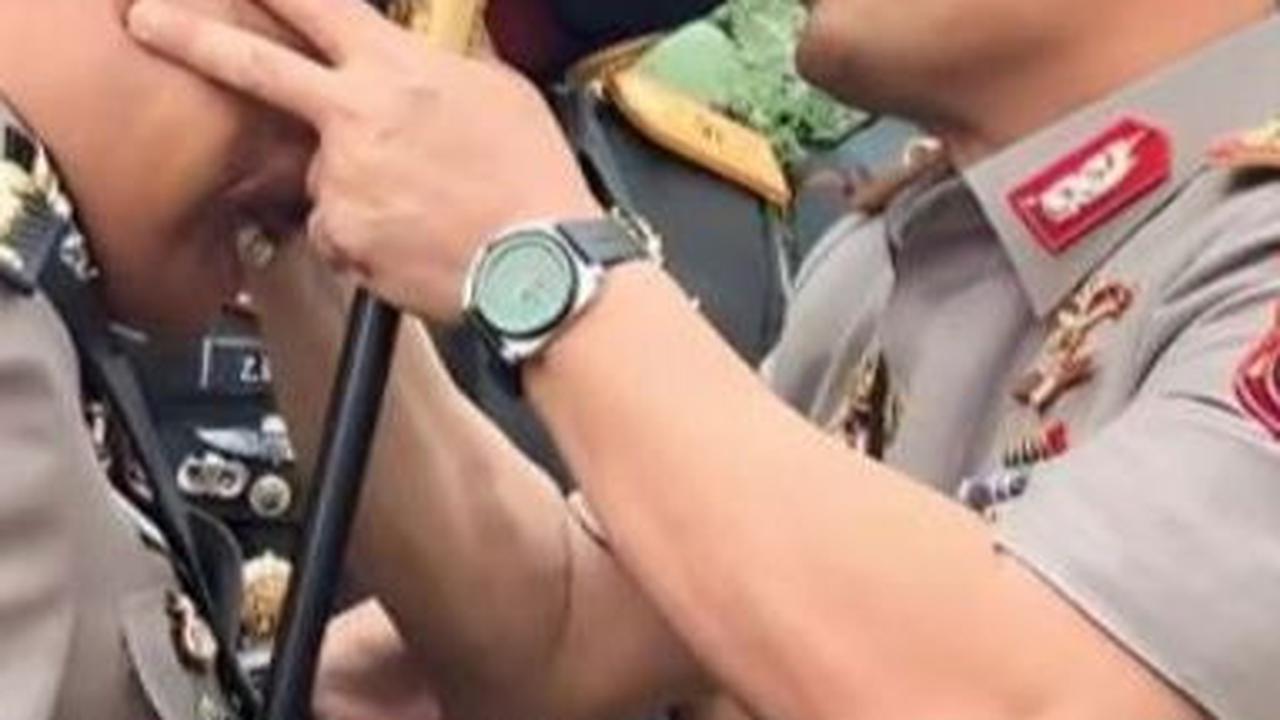 Tak hanya itu, Zainul dan Luthfi juga terlihat merapikan topi sang adik.<br>