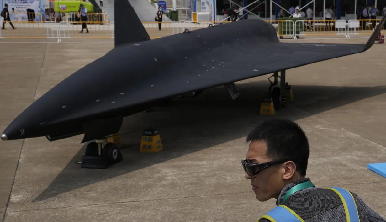 Angkatan Udara Tentara Pembebasan Rakyat China (PLA) menampilkan drone supersonik ketinggian tinggi WZ-8 selama Airshow China 2021 di Zhuhai di provinsi Guangdong, China (38/9/2021). (AP Photo/Ng Han Guan)