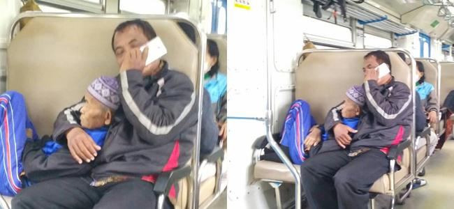 Seorang pria dengan tulus dan penuh kasih sayang memeluk sang ayah ketika melakukan perjalanan dengan kereta/copyright facebook.com/Restoris A. Fatiha
