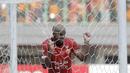 Striker Persija, Reinaldo, menggigit jaring gawang usai gagal menjebol gawang Persiba pada laga Liga 1 di Stadion Patriot, Bekasi, Jumat  (12/8/2017). Persija menang 2-0 atas Persiba. (Bola.com/M Iqbal Ichsan)