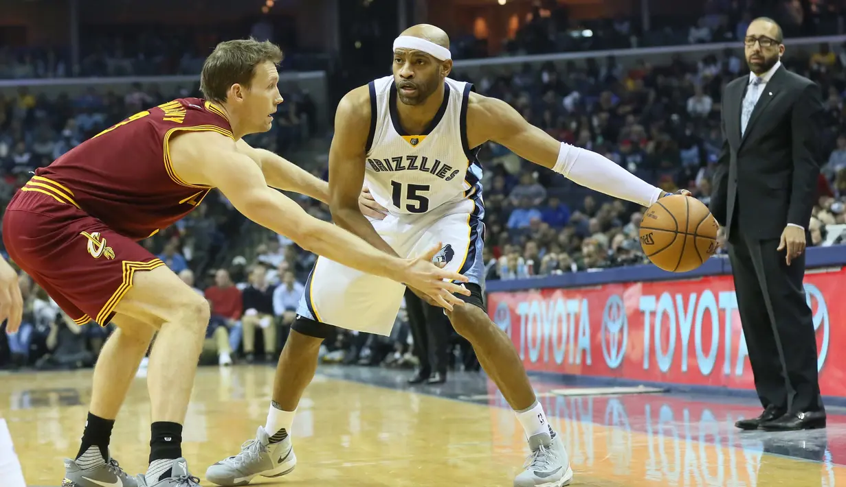 Pemain Memphis Grizzlies, Vince Carter (kanan) mencoba melewati hadangan pemain Cleveland Cavaliers, Mike Dunleavy (kiri) pada laga NBA di FedExForum, (14/12/2016). Memphis menang 93-85. (Reuters/Nelson Chenault-USA TODAY Sports)