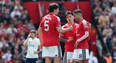 Casemiro menutup penampilannya di Old Trafford dengan momen penuh haru bersama Manchester United. Ia mendapat sambutan hangat dari para suporter dalam laga melawan Nottingham Forest. (AFP/Darren Staples)