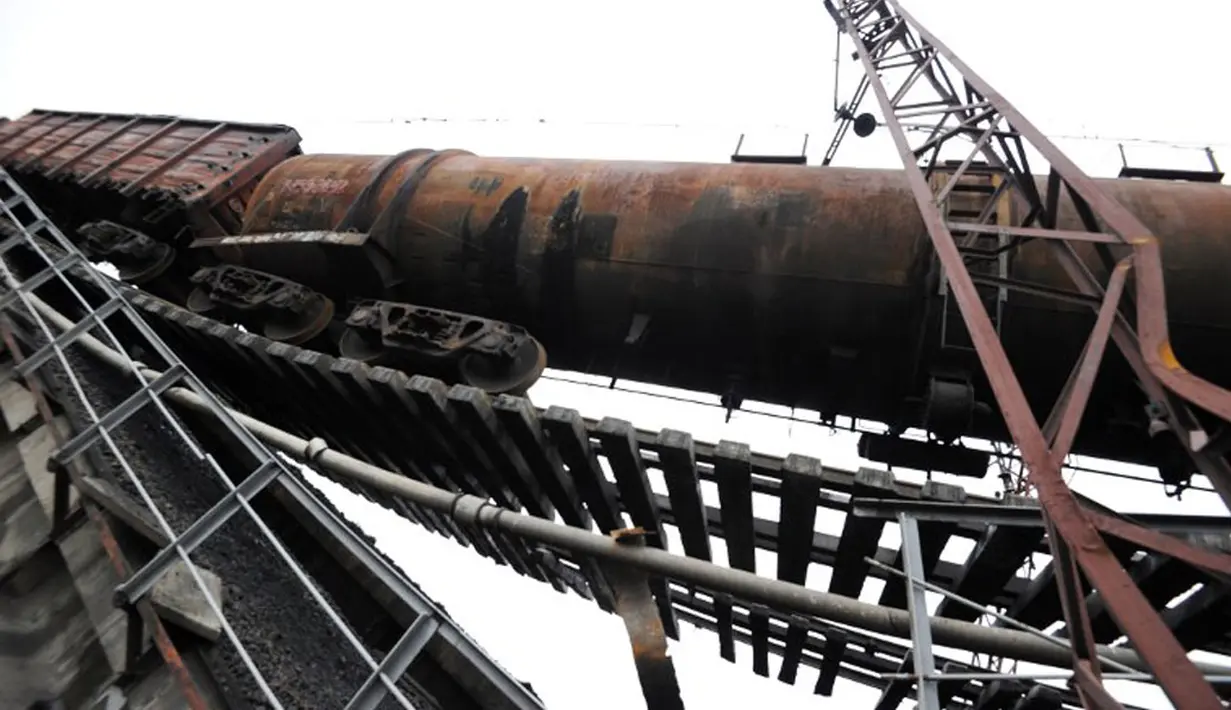 Beberapa bagian penyangga jembatan kereta yang runtuh di dekat desa Novobakhmutivka, 30 km sebelah utara Donetsk, Ukraina, mengalami kerusakan yang cukup parah, (8/7/2014). (AFP PHOTO/Dominique Faget)