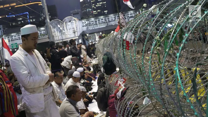 Massa Aksi Buka Puasa dan Salat Magrib di Depan Gedung Bawaslu