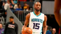 Kemba Walker berperan penting membantu Charlotte Hornets membekuk Miami Heat, Kamis (29/12/2016) waktu setempat. (Bola.com/Twitter/Hornets)