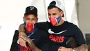 Pemain Paris Saint-Germain Neymar (kiri) dan Leandro Paredes meninggalkan hotel mereka untuk menghadiri sesi latihan di Lisbon, Portugal, 17 Agustus 2020. Neymar, Leandro Paredes, dan Angel Di Maria dinyatakan positif terpapar virus corona COVID-19. (FRANCK FIFE/AFP)