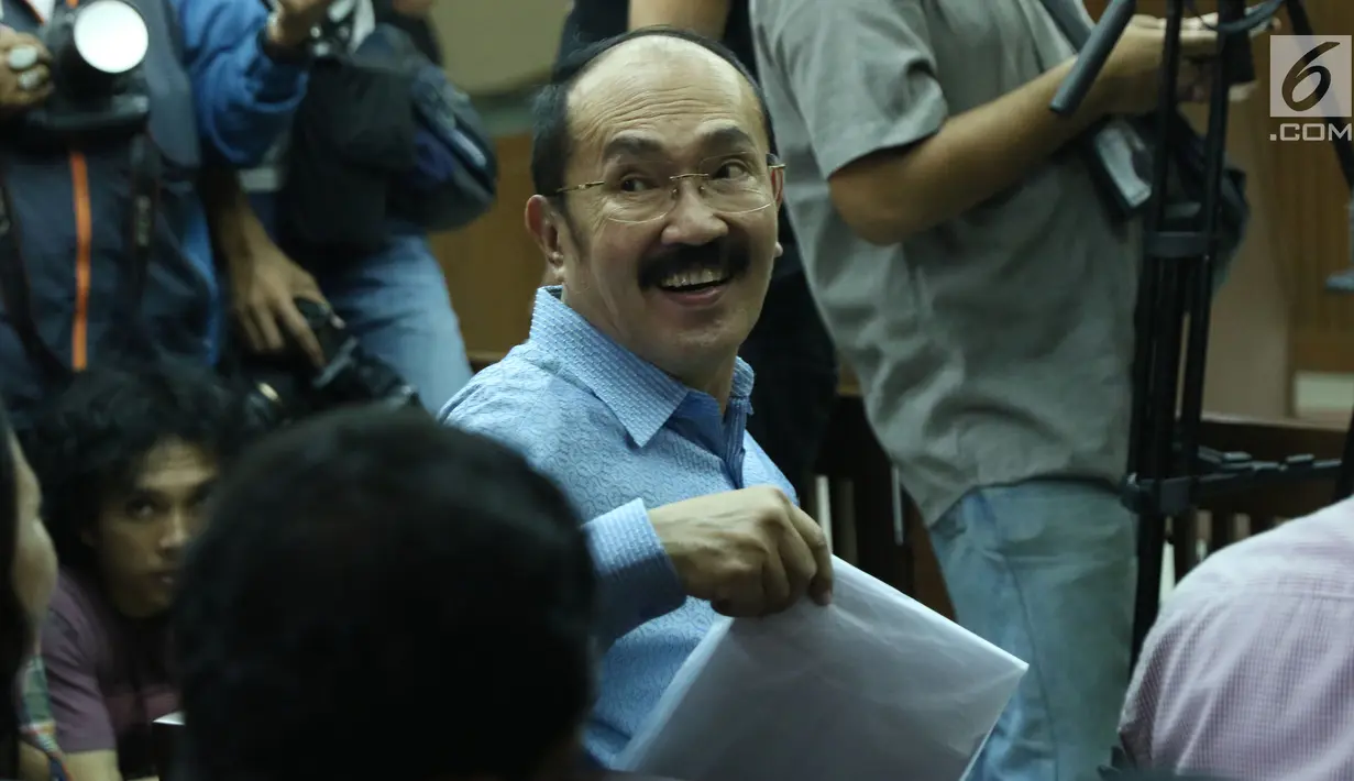 Terdakwa perkara merintangi penyidikan KPK pada kasus korupsi e-KTP, Fredrich Yunadi bersiap menjalani sidang pembacaan putusan di Pengadilan Tipikor, Jakarta, Kamis (28/6). Sidang mendengar pembacaan putusan. (Liputan6.com/Helmi Fithriansyah)