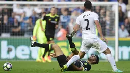 Pemain Chelsea, Diego Costa iterjatuh saat berebut bola dengan pemain, Swansea City, Jordi Amat, Costa hingga pekan keempat telah mencetak 4 gol untuk timnya pada Premier League 2016-2017.  (Reuters/Rebecca Naden)